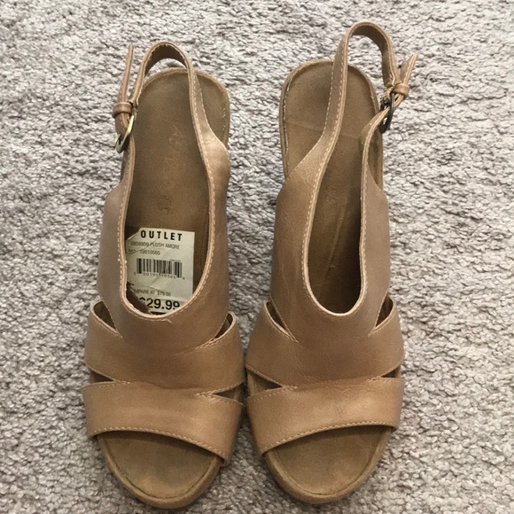 comfortable tan wedges